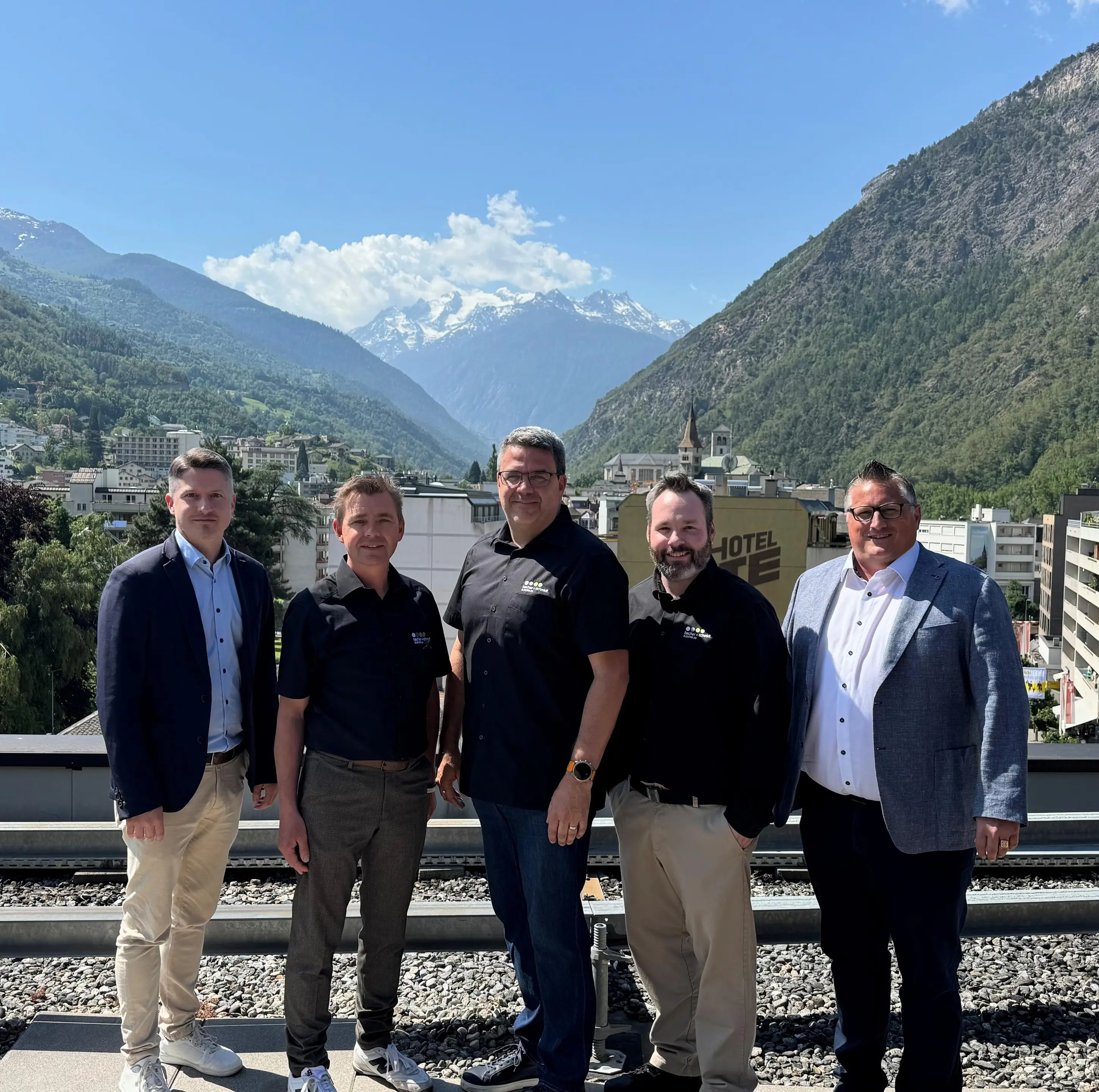 v.l.n.r: Stv. CEO enalpin AG Samuel Wyer, Geschäftsleiter bacher + schmidt ELEKTRO AG Tobias Bacher, Daniel Schmidt, Martin Juon und CEO enalpin AG Martin Gattlen
